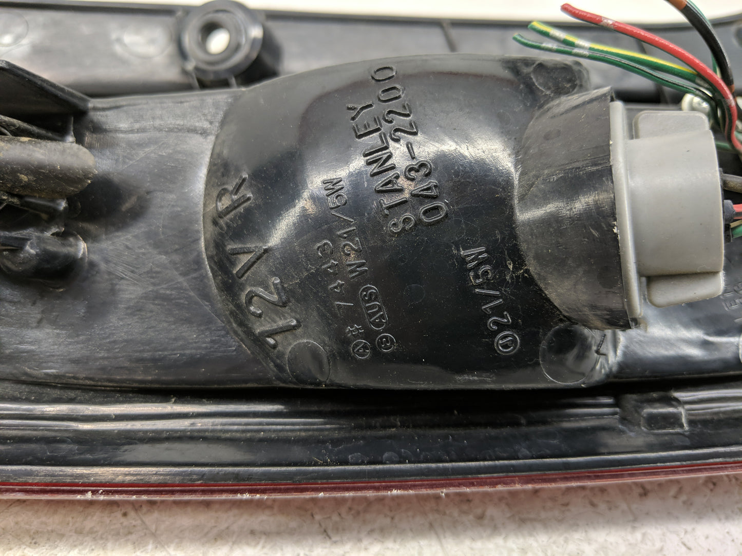 1997-2001 Honda Cr-V Tail Light Assembly Passenger Right OEM P/N:043-02200 Fits Fits 1997 1998 1999 2000 2001 OEM Used Auto 