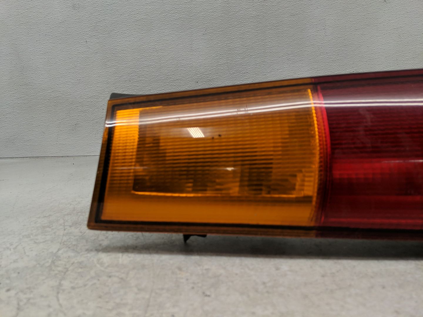 1997-2001 Honda Cr-V Tail Light Assembly Driver Left OEM P/N:043-2200 Fits Fits 1997 1998 1999 2000 2001 OEM Used Auto Parts