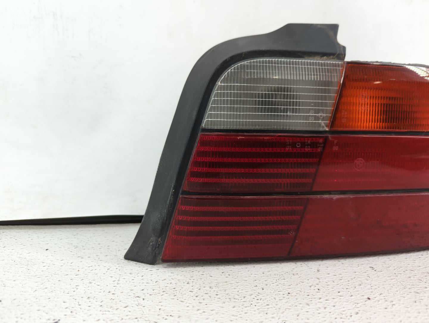 1997-2001 Honda Cr-V Tail Light Assembly Passenger Right OEM P/N:043-2200 Fits Fits 1997 1998 1999 2000 2001 OEM Used Auto P