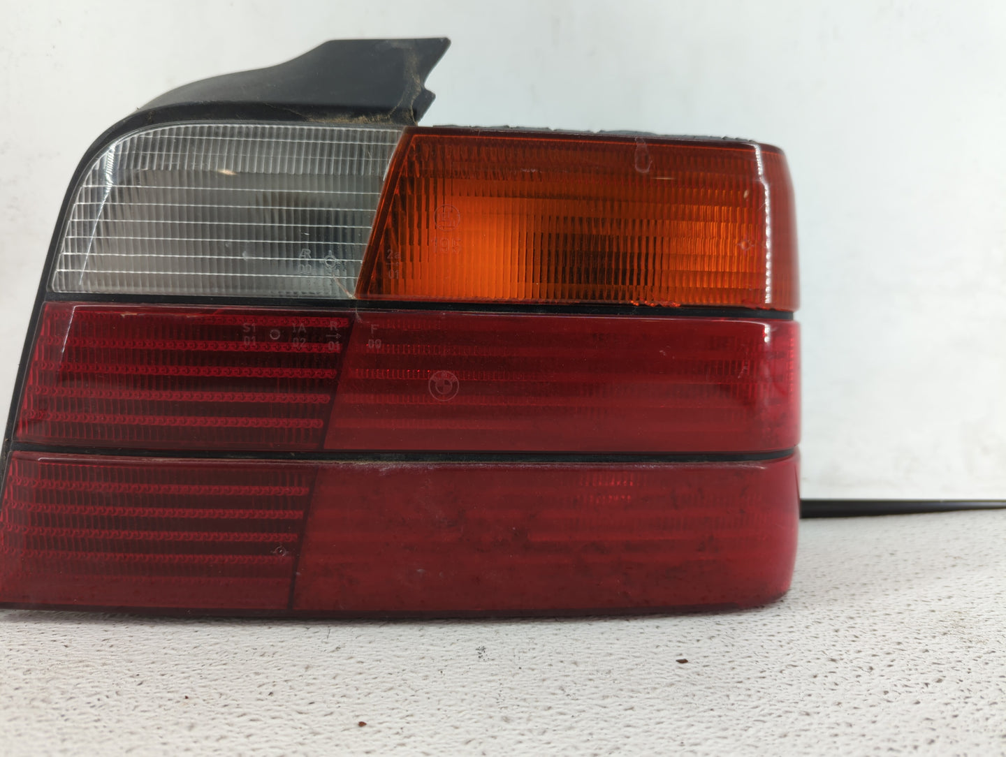 1997-2001 Honda Cr-V Tail Light Assembly Passenger Right OEM P/N:043-2200 Fits Fits 1997 1998 1999 2000 2001 OEM Used Auto P