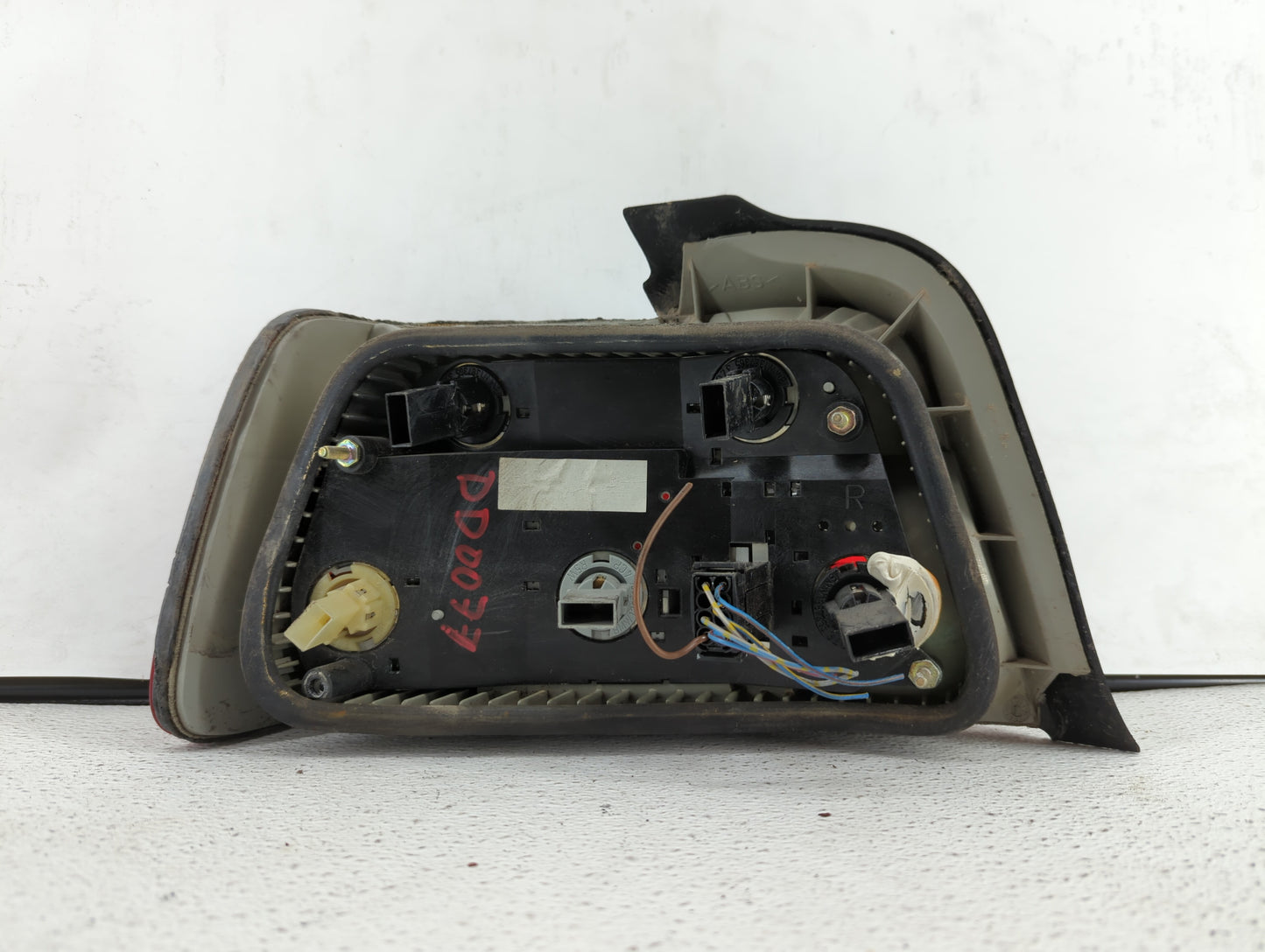 1997-2001 Honda Cr-V Tail Light Assembly Passenger Right OEM P/N:043-2200 Fits Fits 1997 1998 1999 2000 2001 OEM Used Auto P