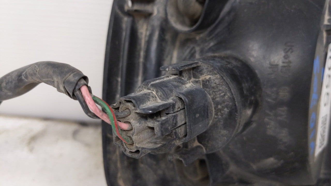 1998-1999 Isuzu Rodeo Tail Light Assembly Passenger Right OEM Fits Fits 1998 1999 2000 2001 OEM Used Auto Parts - Oemusedaut