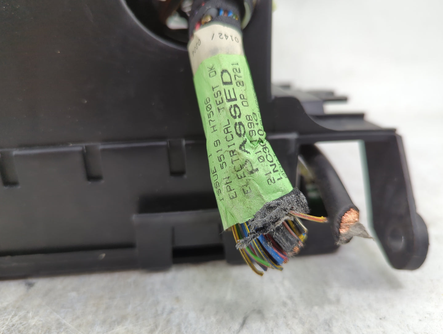 1998 Jaguar Xj8 Fusebox Fuse Box Panel Relay Module P/N:LNC2870AB Fits OEM Used Auto Parts - Oemusedautoparts1.com