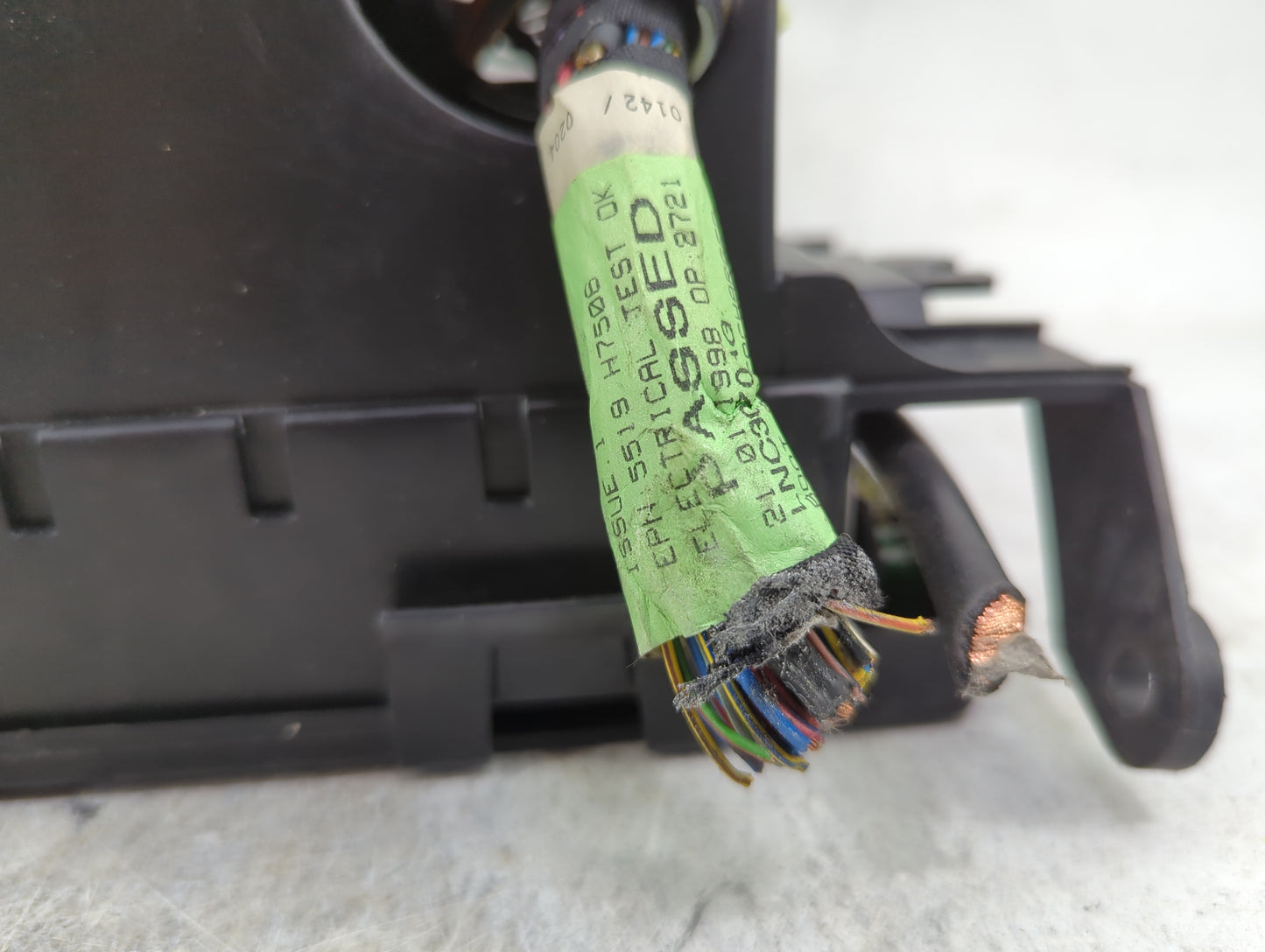 1998 Jaguar Xj8 Fusebox Fuse Box Panel Relay Module P/N:LNC2870AB Fits OEM Used Auto Parts - Oemusedautoparts1.com