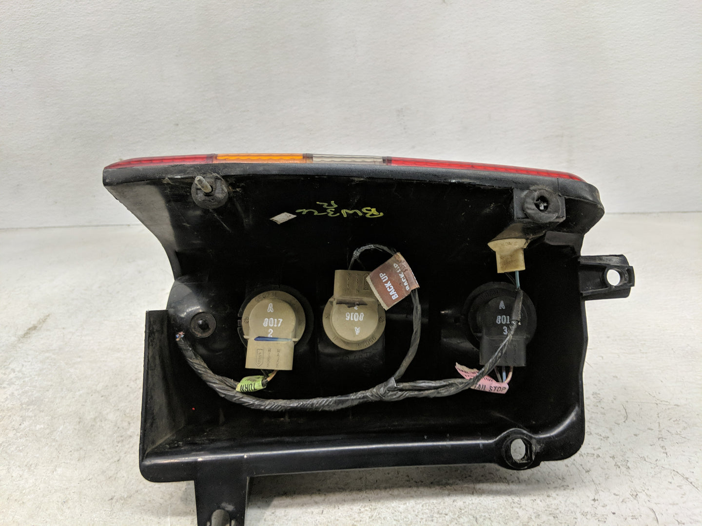 1993-1998 Jeep Grand Cherokee Tail Light Assembly Passenger Right OEM P/N:55054512 Fits Fits 1993 1994 1995 1996 1997 1998 O