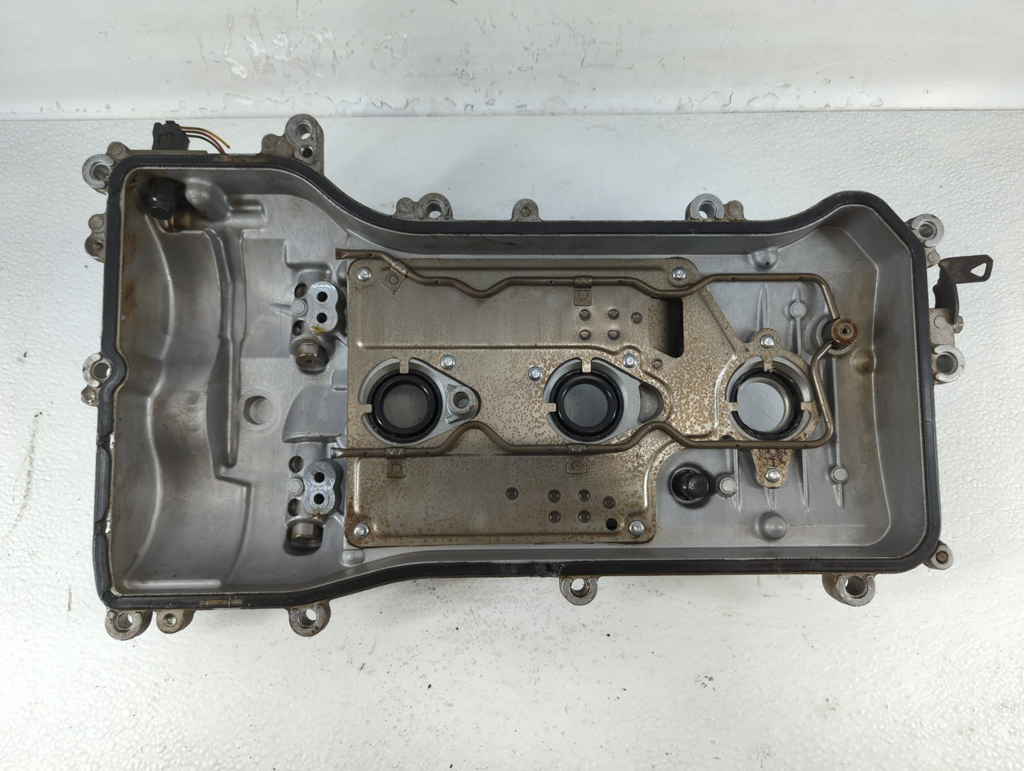 1998 Lexus Es300 Driver Left Cylinder Head Valve Cover Fits OEM Used Auto Parts - Oemusedautoparts1.com