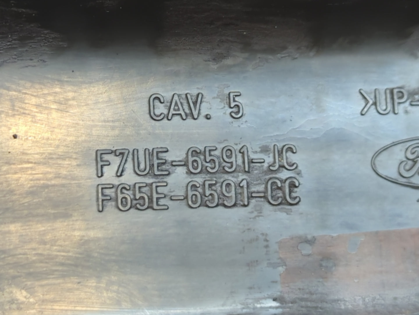 1998 Lincoln Navigator Driver Left Cylinder Head Valve Cover P/N:F65E-6591-CC F7UE-6591-JC Fits OEM Used Auto Parts - Oemuse