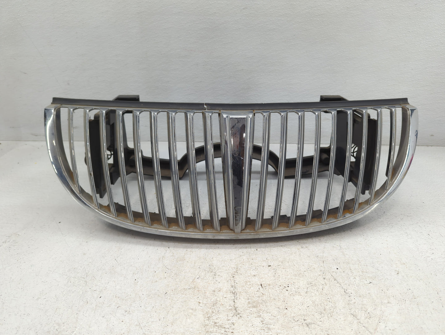 1998-1999 Lincoln Town Car Front Bumper Grille Cover - Oemusedautoparts1.com