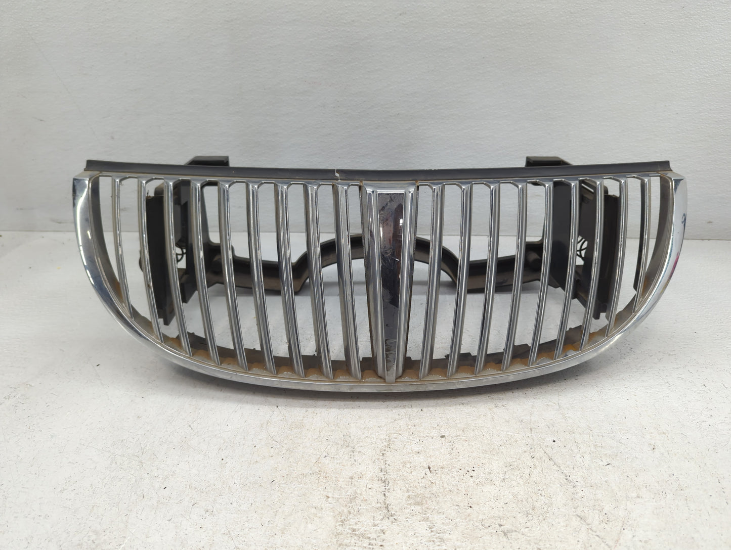 1998-1999 Lincoln Town Car Front Bumper Grille Cover - Oemusedautoparts1.com