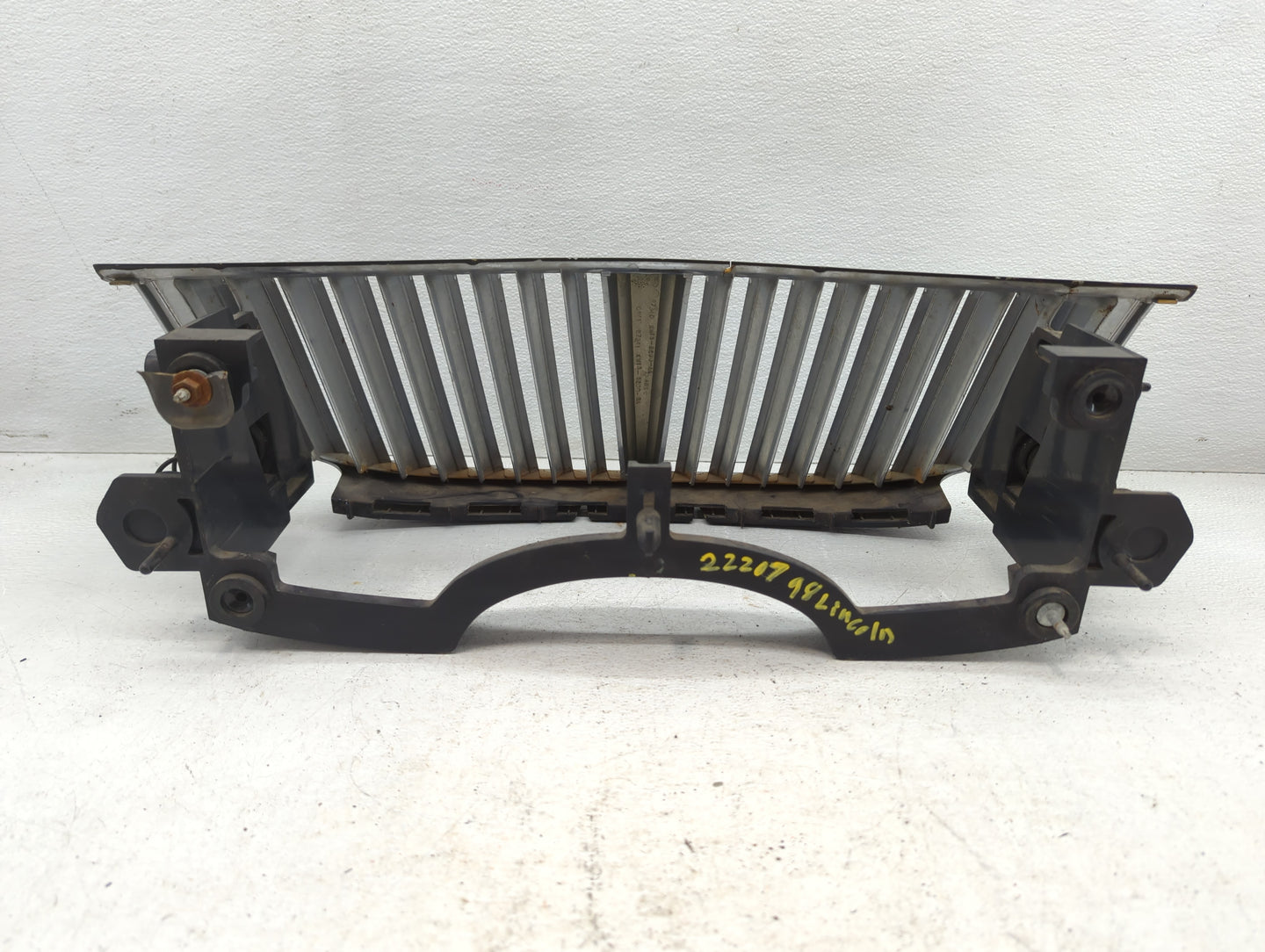 1998-1999 Lincoln Town Car Front Bumper Grille Cover - Oemusedautoparts1.com