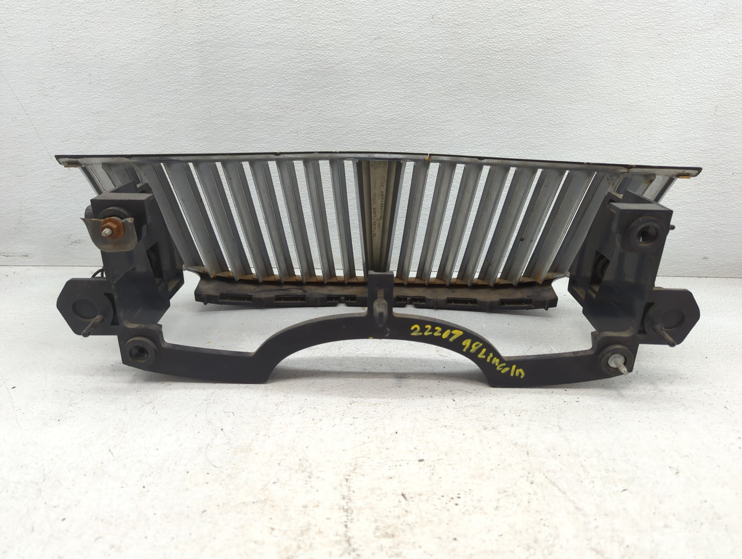 1998-1999 Lincoln Town Car Front Bumper Grille Cover - Oemusedautoparts1.com
