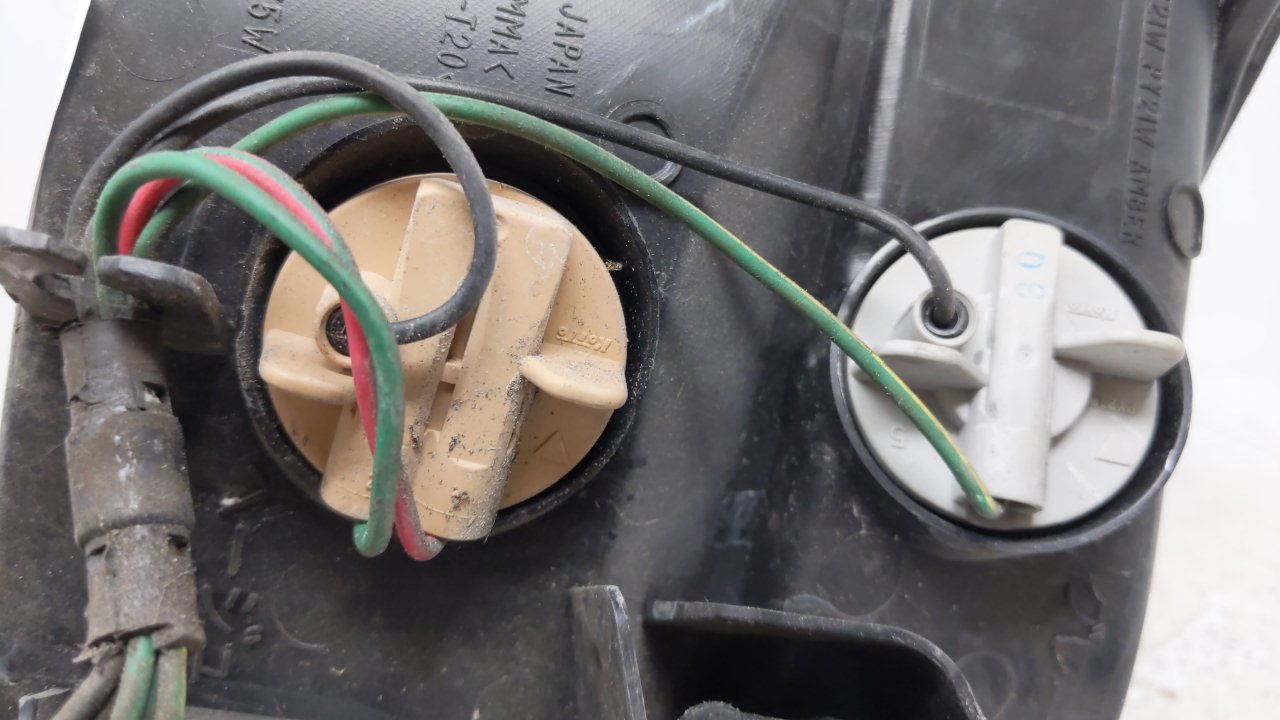 1999-2000 Mazda Millenia Tail Light Assembly Passenger Right OEM P/N:220-61882 Fits Fits 1999 2000 OEM Used Auto Parts - Oem