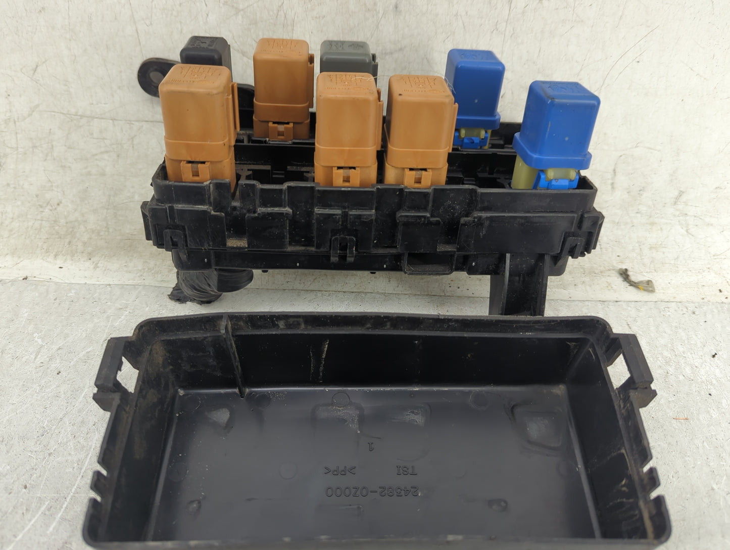 2000-2001 Nissan Altima Fusebox Fuse Box Panel Relay Module P/N:24382-0Z000 7124-6529 Fits Fits 2000 2001 OEM Used Auto Part