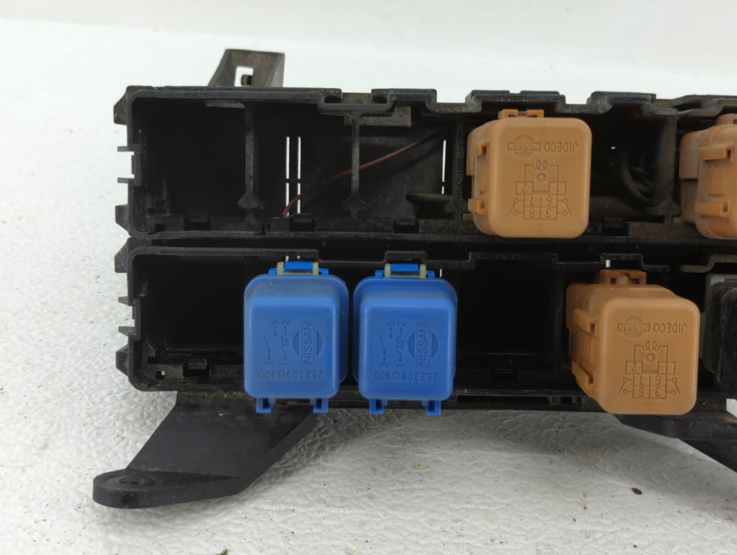 2000-2001 Nissan Altima Fusebox Fuse Box Panel Relay Module P/N:7124-6529 Fits Fits 2000 2001 OEM Used Auto Parts - Oemuseda