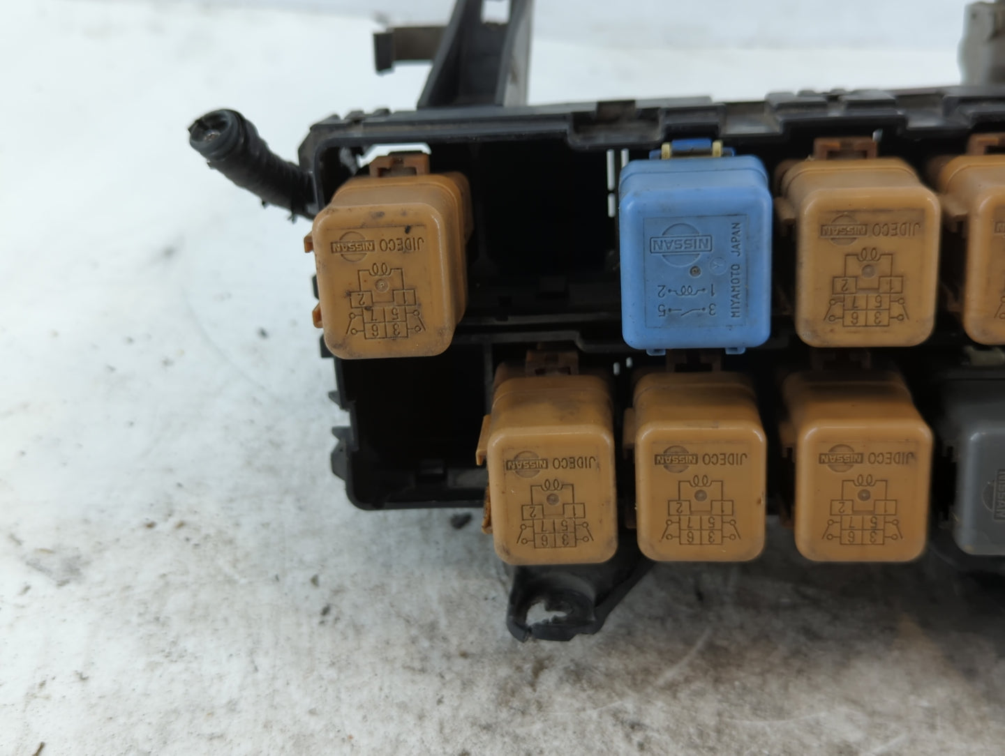 2000-2001 Nissan Altima Fusebox Fuse Box Panel Relay Module P/N:7124-6529 Fits Fits 2000 2001 OEM Used Auto Parts - Oemuseda