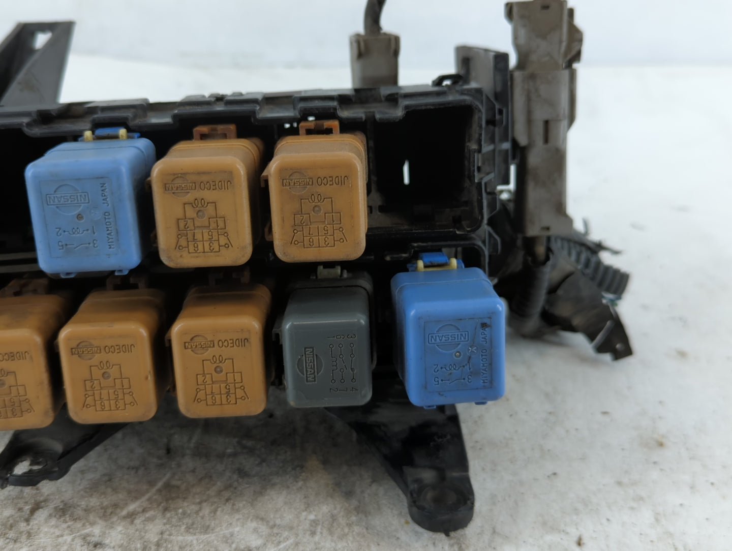 2000-2001 Nissan Altima Fusebox Fuse Box Panel Relay Module P/N:7124-6529 Fits Fits 2000 2001 OEM Used Auto Parts - Oemuseda