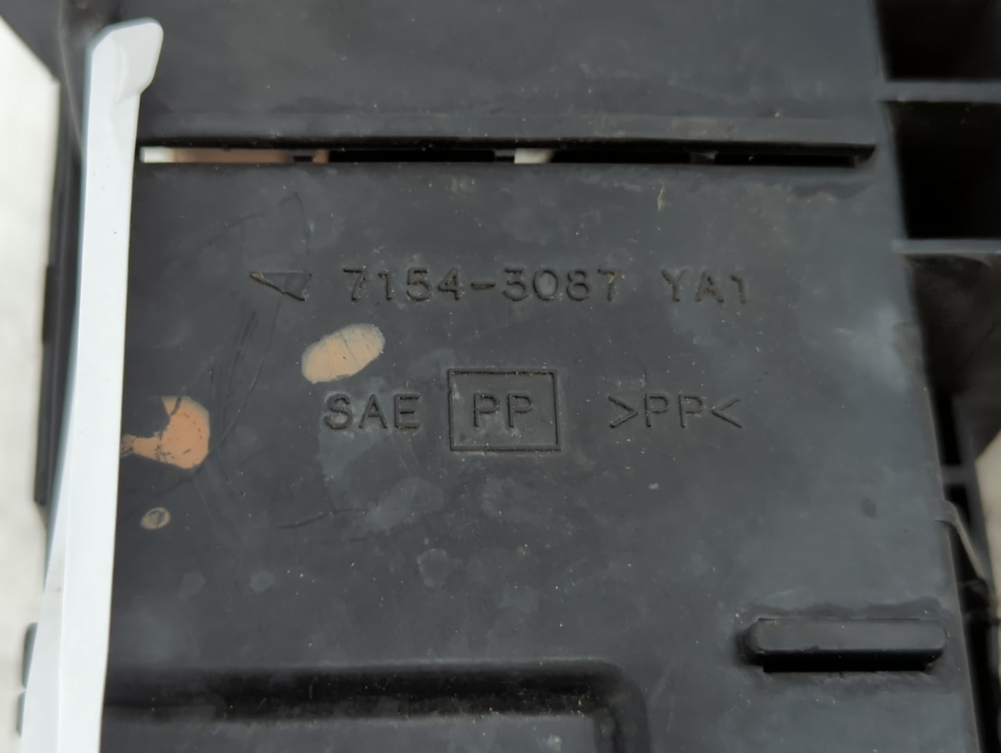 2000-2001 Nissan Altima Fusebox Fuse Box Panel Relay Module P/N:7124-6529 Fits Fits 2000 2001 OEM Used Auto Parts - Oemuseda