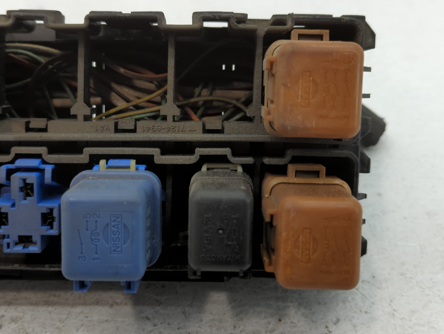 1998 Nissan Altima Fusebox Fuse Box Panel Relay Module P/N:7124-6529 Fits OEM Used Auto Parts - Oemusedautoparts1.com