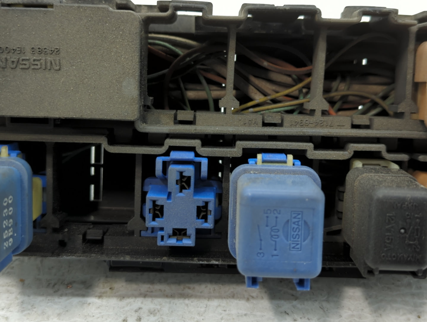 1998 Nissan Altima Fusebox Fuse Box Panel Relay Module P/N:7124-6529 Fits OEM Used Auto Parts - Oemusedautoparts1.com