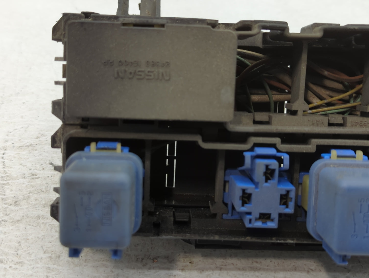 1998 Nissan Altima Fusebox Fuse Box Panel Relay Module P/N:7124-6529 Fits OEM Used Auto Parts - Oemusedautoparts1.com