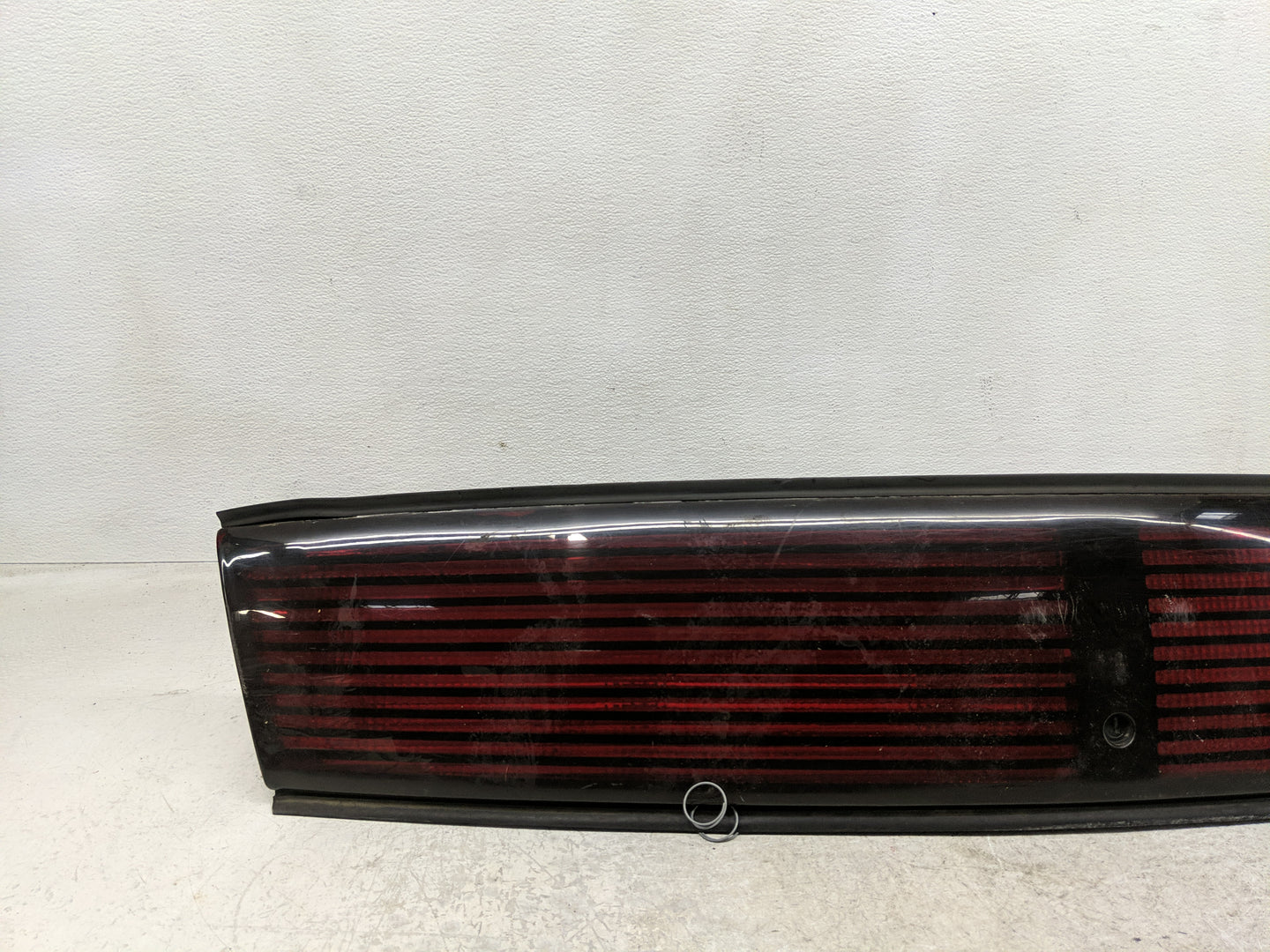 1997-1999 Oldsmobile Aurora Tail Light Assembly Driver Left OEM P/N:16519458 Fits Fits 1997 1998 1999 OEM Used Auto Parts - 