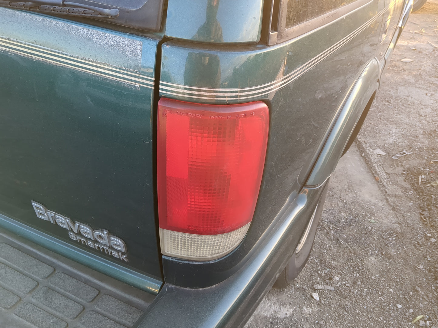 1996-2001 Oldsmobile Bravada Tail Light Assembly Passenger Right OEM Fits OEM Used Auto Parts - Oemusedautoparts1.com