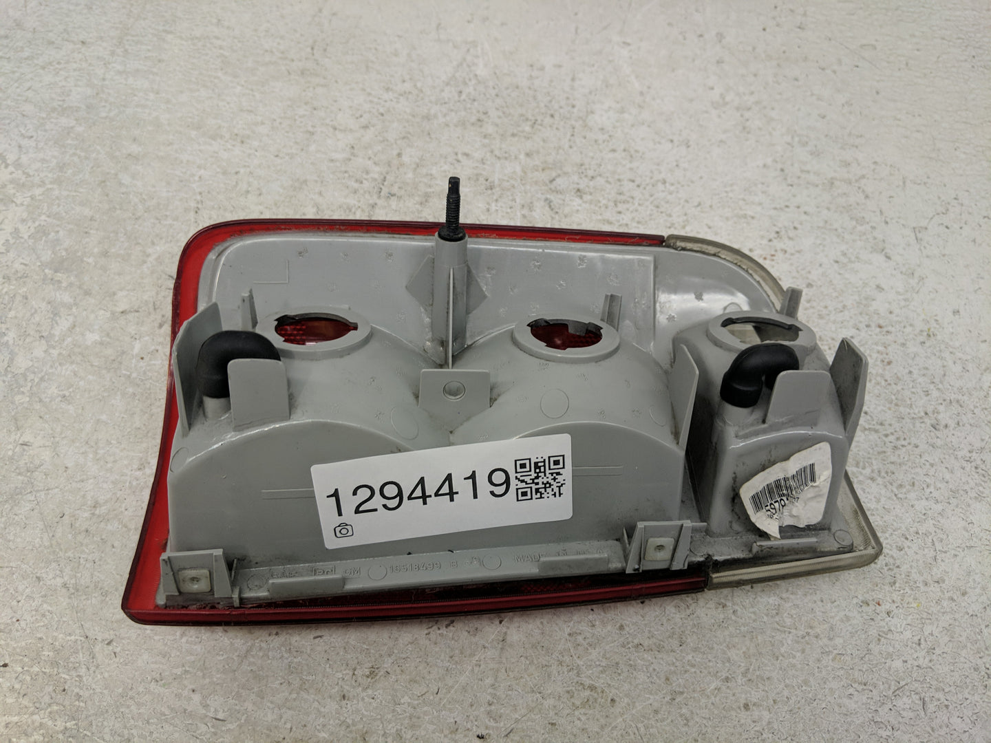 1996-2001 Oldsmobile Bravada Tail Light Assembly Driver Left OEM P/N:16518499 Fits OEM Used Auto Parts - Oemusedautoparts1.c