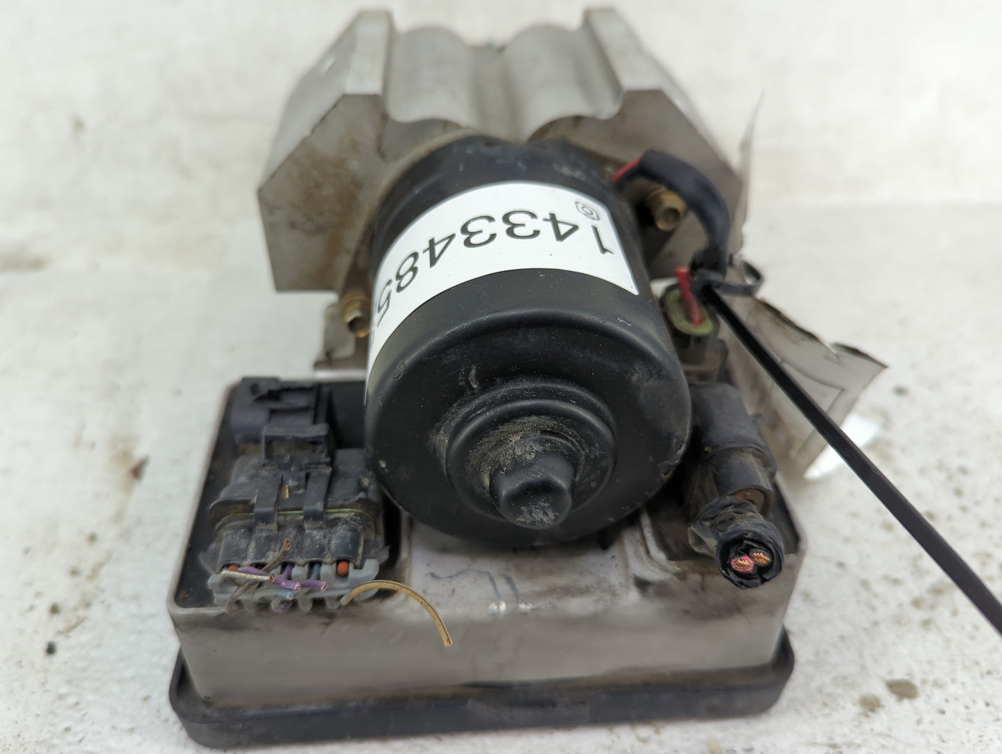 1998-1999 Oldsmobile Bravada ABS Pump Control Module Replacement P/N:12765501 Fits Fits 1998 1999 OEM Used Auto Parts - Oemu