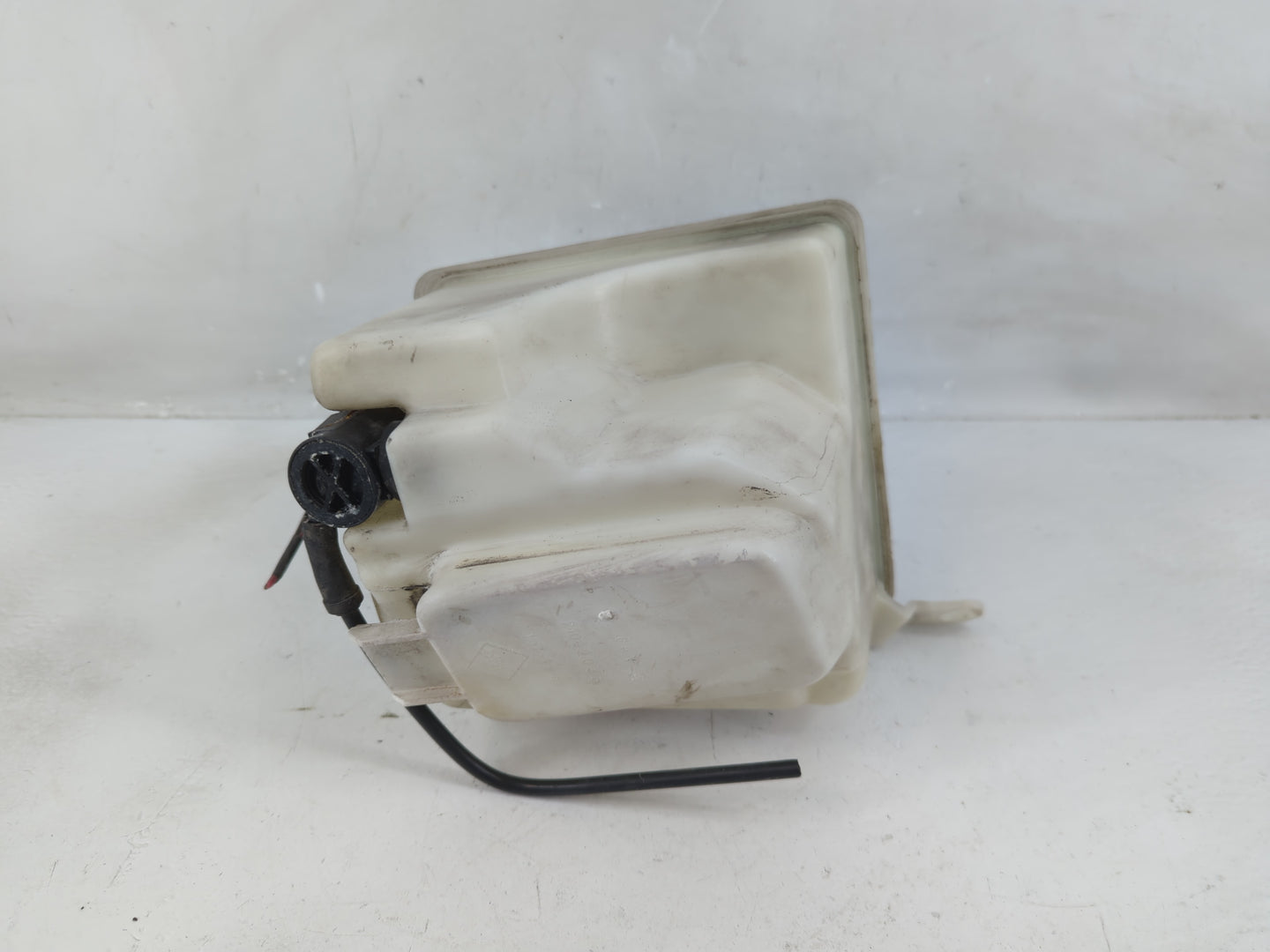 1998 Saturn Sl Windshield Washer Fluid Reservoir Bottle Oem - Oemusedautoparts1.com