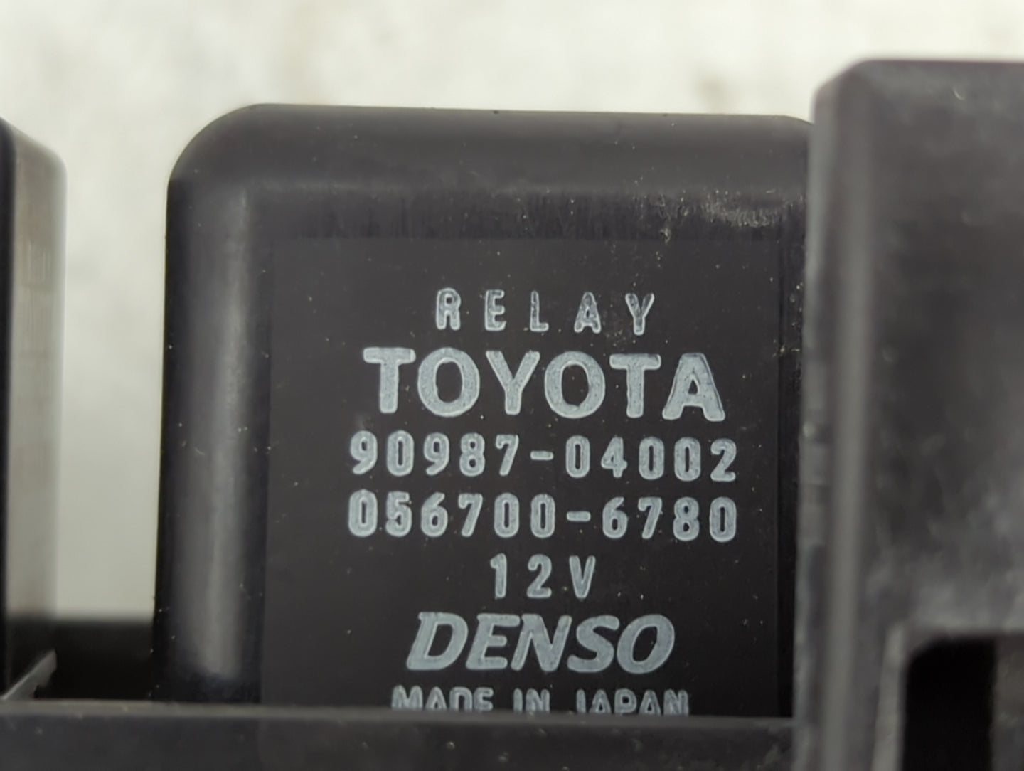 1998 Toyota Camry Fusebox Fuse Box Panel Relay Module P/N:90987-04002 056700-6780 Fits OEM Used Auto Parts - Oemusedautopart