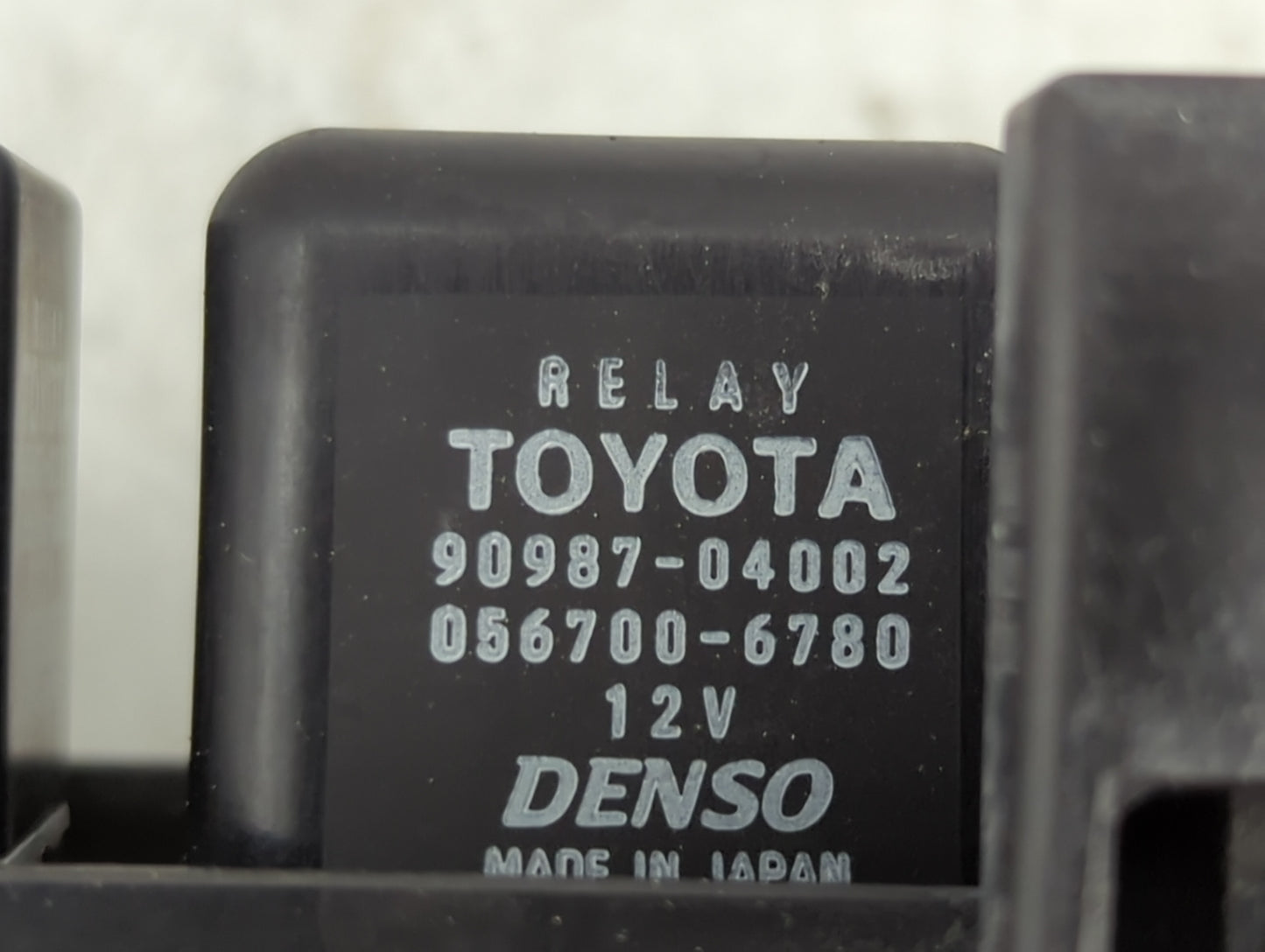 1998 Toyota Camry Fusebox Fuse Box Panel Relay Module P/N:90987-04002 056700-6780 Fits OEM Used Auto Parts - Oemusedautopart