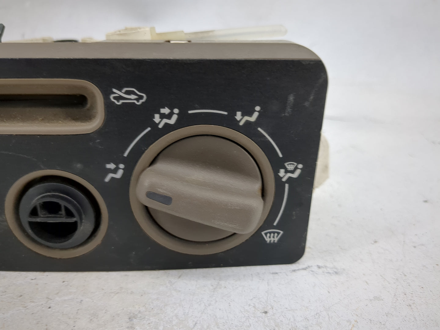 1998 Toyota Corolla Climate Control Module Temperature AC/Heater Replacement P/N:020698A Fits OEM Used Auto Parts - Oemuseda
