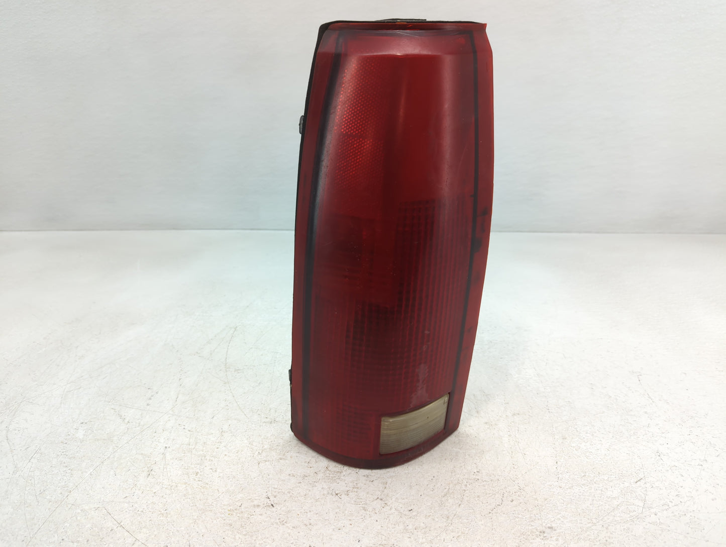 1999 Chevrolet 1500 Tail Light Assembly Driver Left OEM P/N:16506349 Fits Fits 1992 1993 1994 1995 1996 1997 1998 2000 OEM U