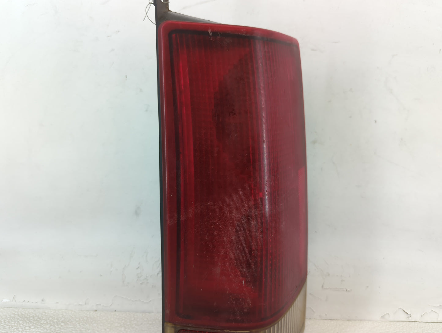 1996-1999 Chevrolet Express 1500 Tail Light Assembly Driver Left OEM P/N:16521159 Fits Fits 1996 1997 1998 1999 OEM Used Aut