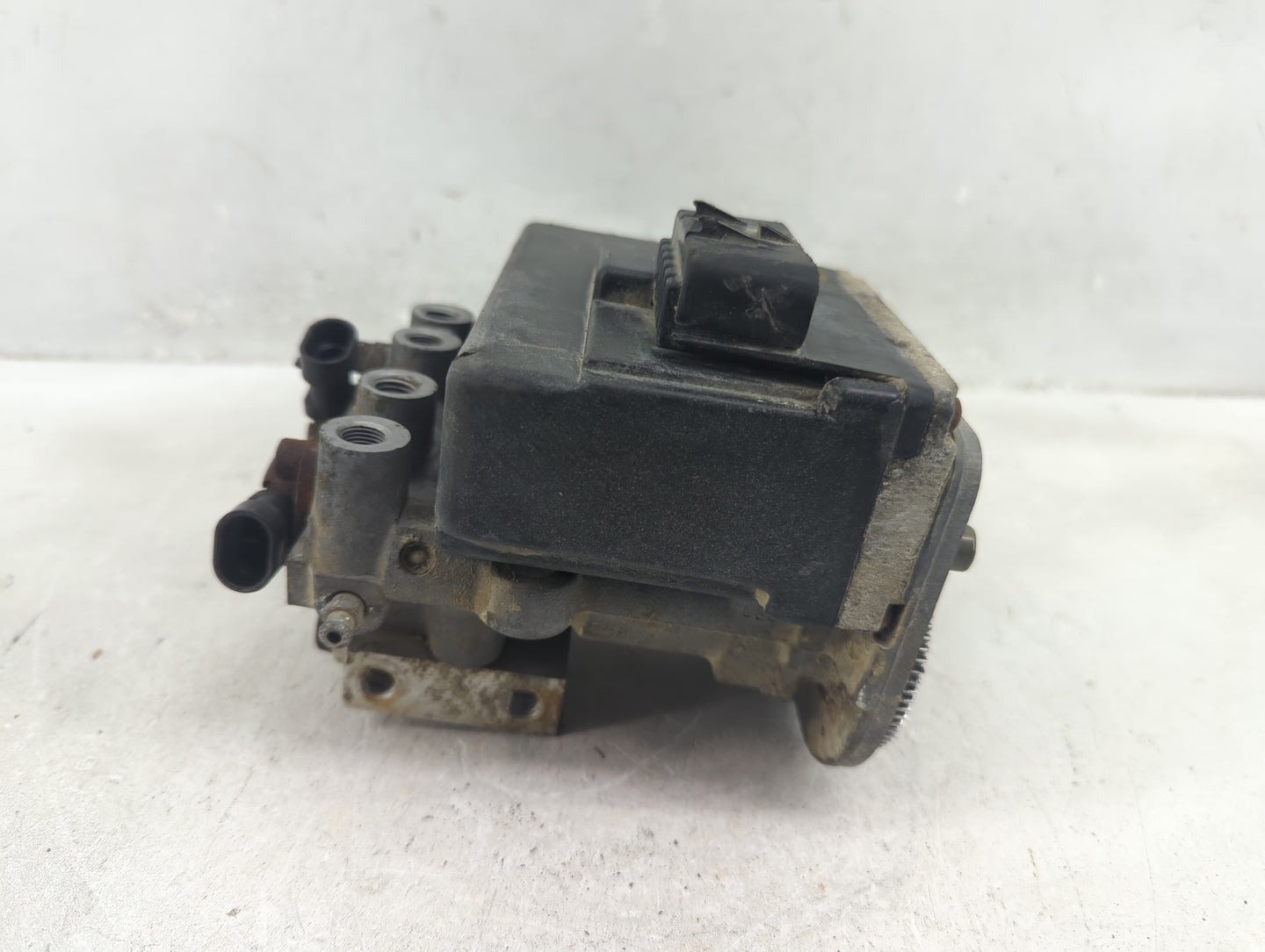 1997-1999 Chevrolet Malibu ABS Pump Control Module Replacement P/N:18024176 Fits Fits 1997 1998 1999 2000 OEM Used Auto Part