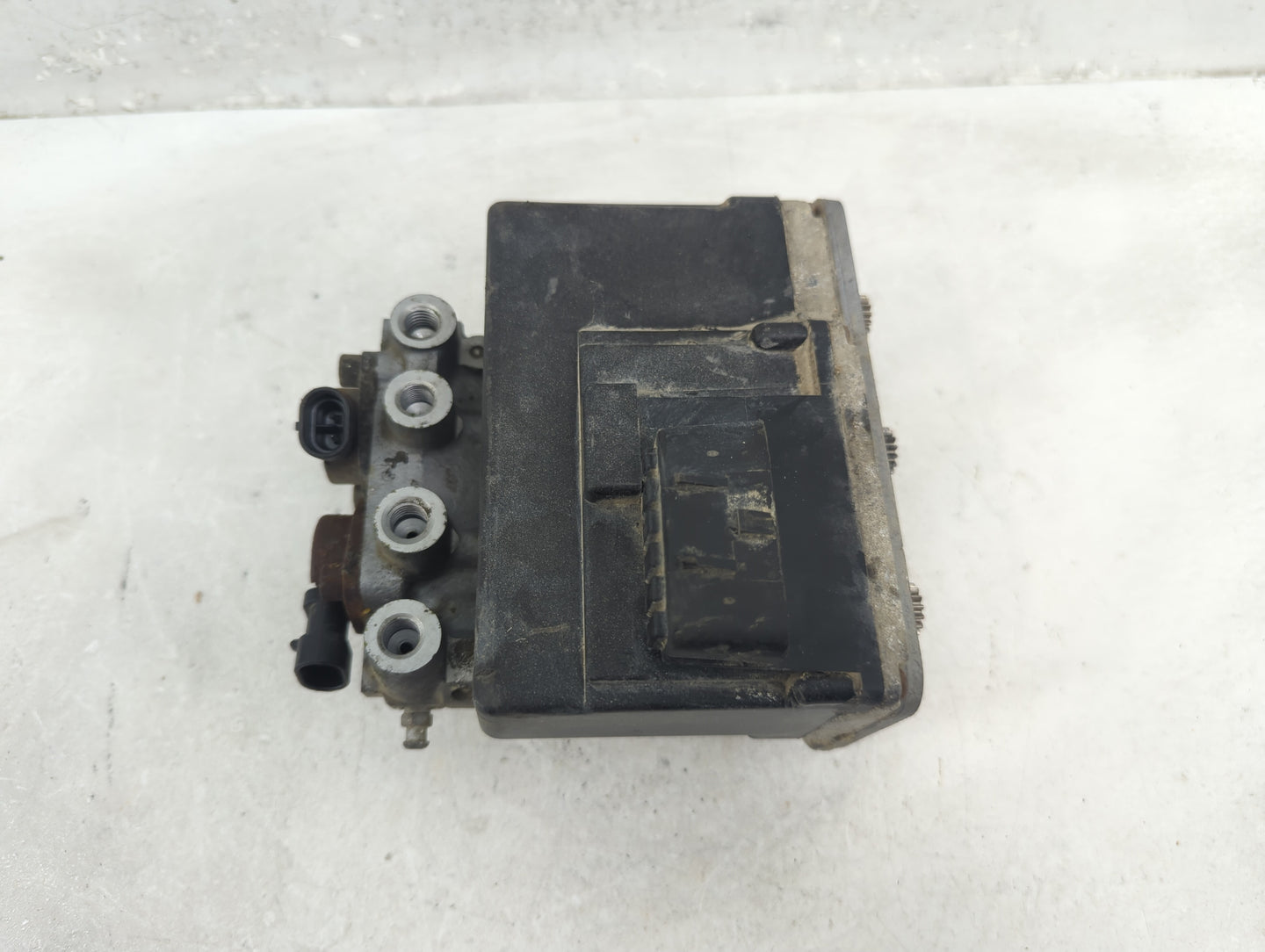 1997-1999 Chevrolet Malibu ABS Pump Control Module Replacement P/N:18024176 Fits Fits 1997 1998 1999 2000 OEM Used Auto Part