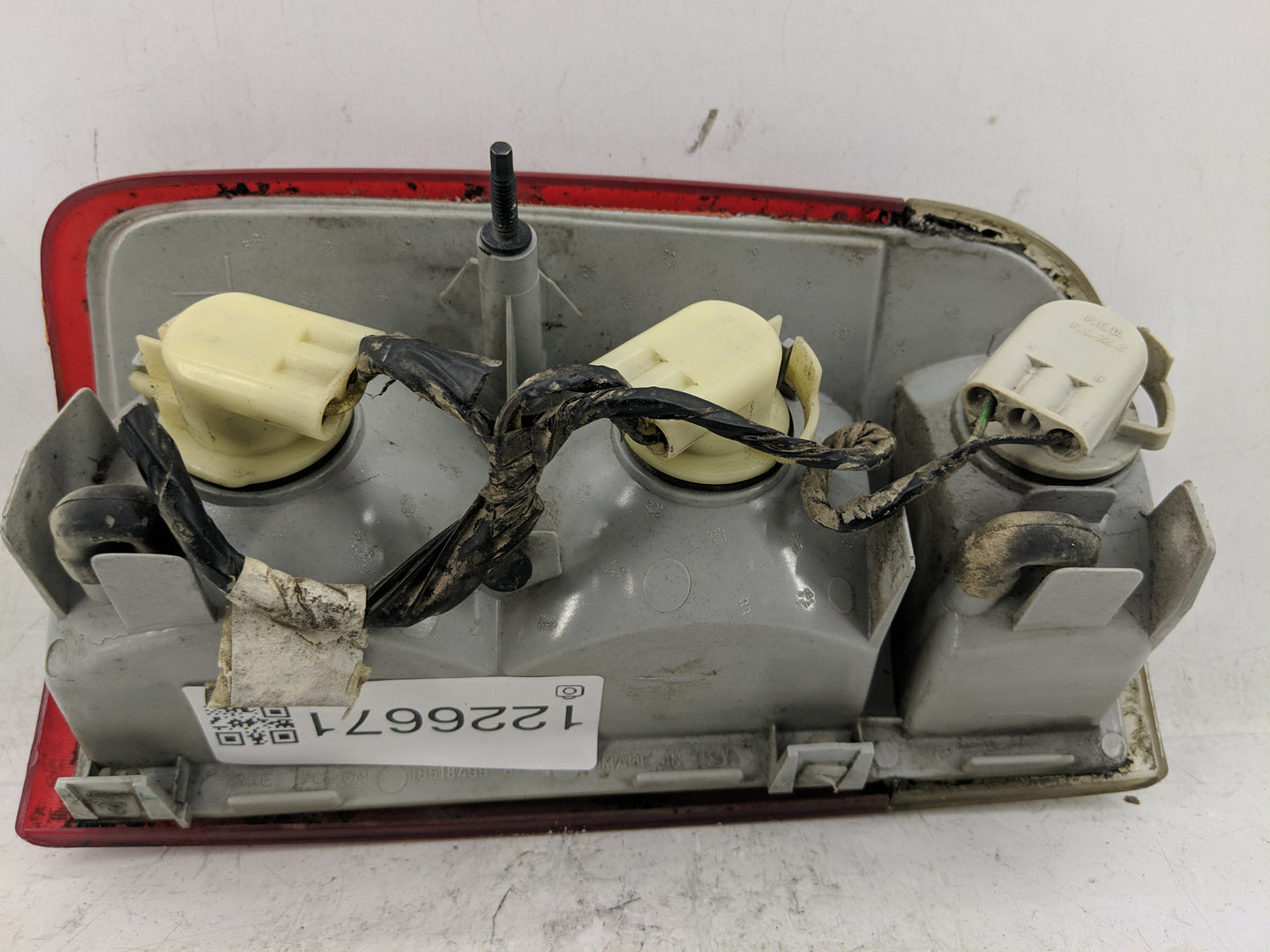 1999 Chevrolet S10 Blazer Tail Light Assembly Driver Left OEM P/N:16518499 Fits OEM Used Auto Parts - Oemusedautoparts1.com