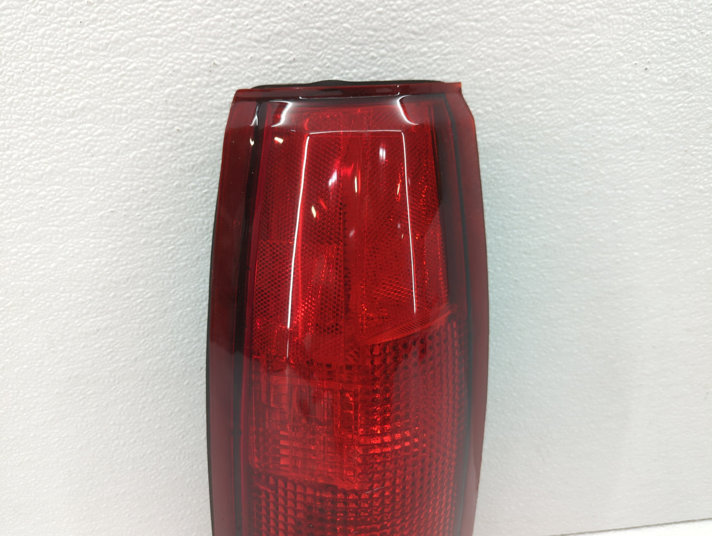 1995-1999 Chevrolet Suburban 1500 Tail Light Assembly Driver Left OEM P/N:11-1914-00-1N SK3811-C-1 Fits OEM Used Auto Parts 