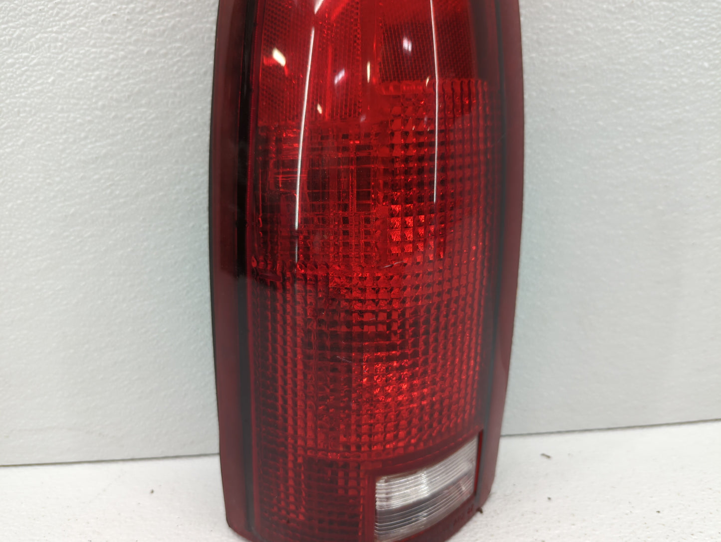 1995-1999 Chevrolet Suburban 1500 Tail Light Assembly Driver Left OEM P/N:11-1914-00-1N SK3811-C-1 Fits OEM Used Auto Parts 