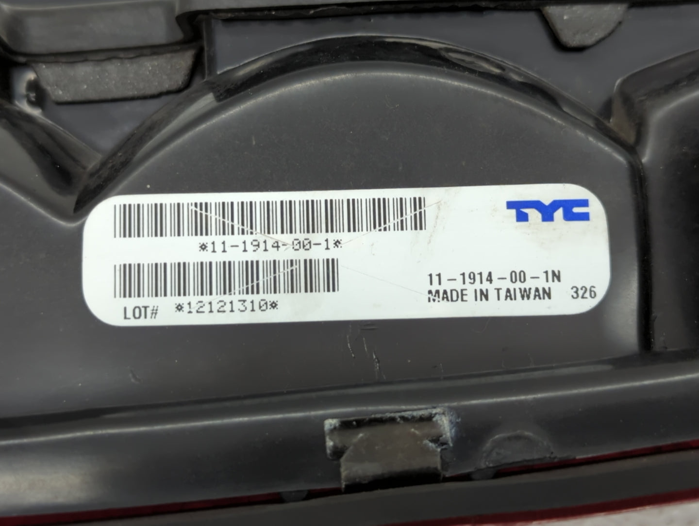 1995-1999 Chevrolet Suburban 1500 Tail Light Assembly Driver Left OEM P/N:11-1914-00-1N SK3811-C-1 Fits OEM Used Auto Parts 