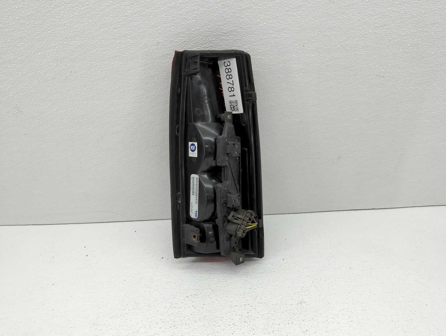 1995-1999 Chevrolet Suburban 1500 Tail Light Assembly Driver Left OEM P/N:11-1914-00-1N SK3811-C-1 Fits OEM Used Auto Parts 