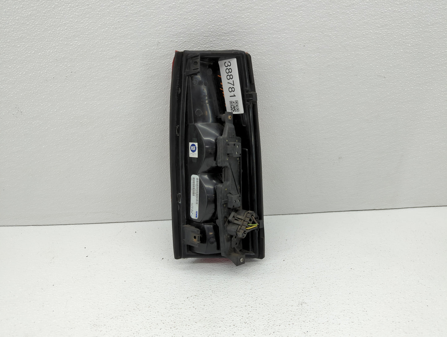 1995-1999 Chevrolet Suburban 1500 Tail Light Assembly Driver Left OEM P/N:11-1914-00-1N SK3811-C-1 Fits OEM Used Auto Parts 