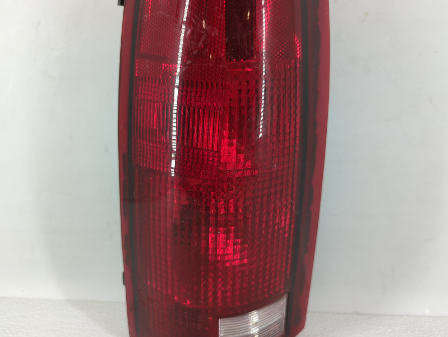 1995-1999 Chevrolet Suburban 1500 Tail Light Assembly Driver Left OEM P/N:11-1914-00-1N SK3811-C-1 Fits OEM Used Auto Parts 
