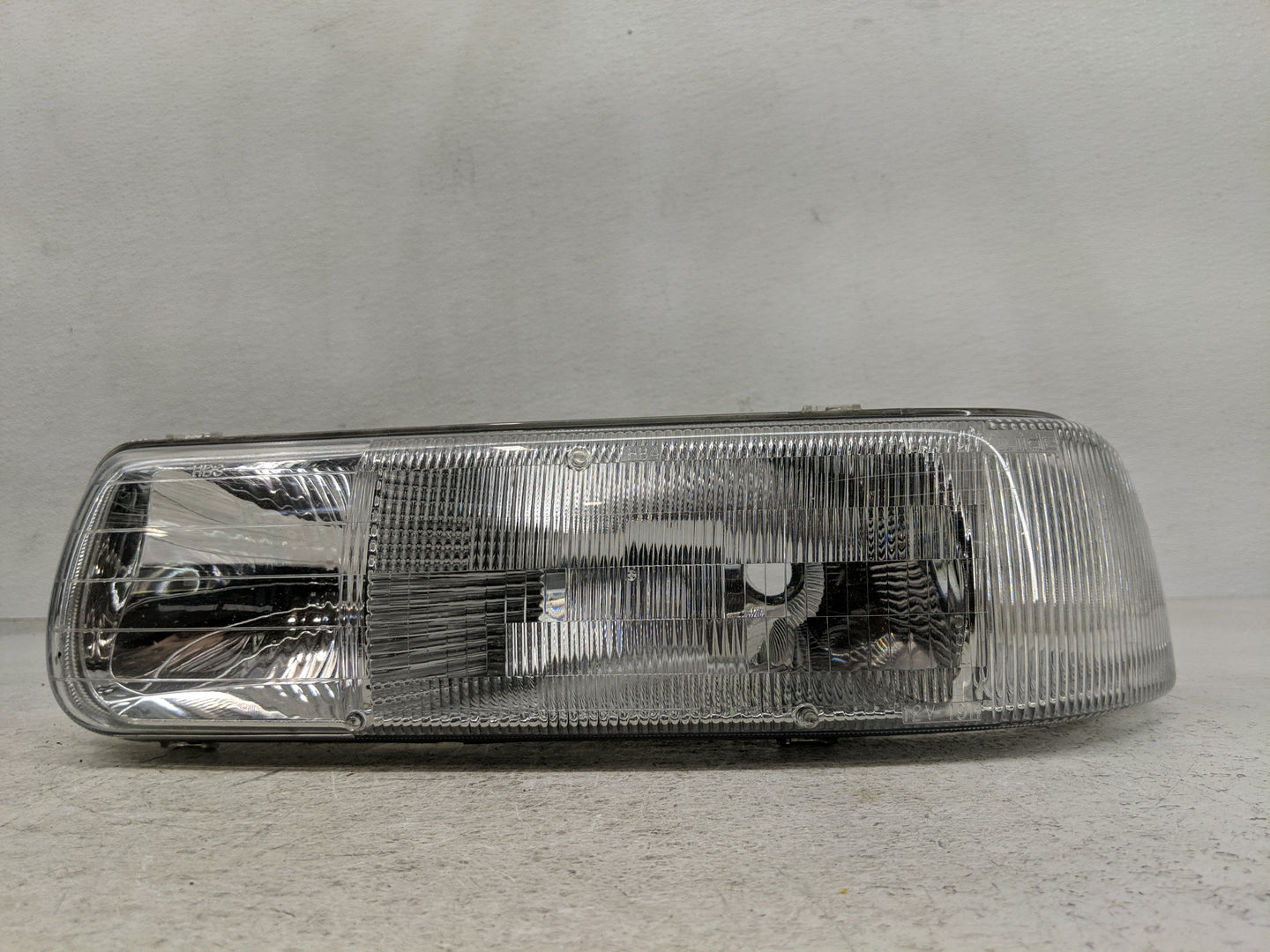 1995-2000 Chevrolet Tahoe Driver Left Oem Head Light Headlight Lamp - Oemusedautoparts1.com