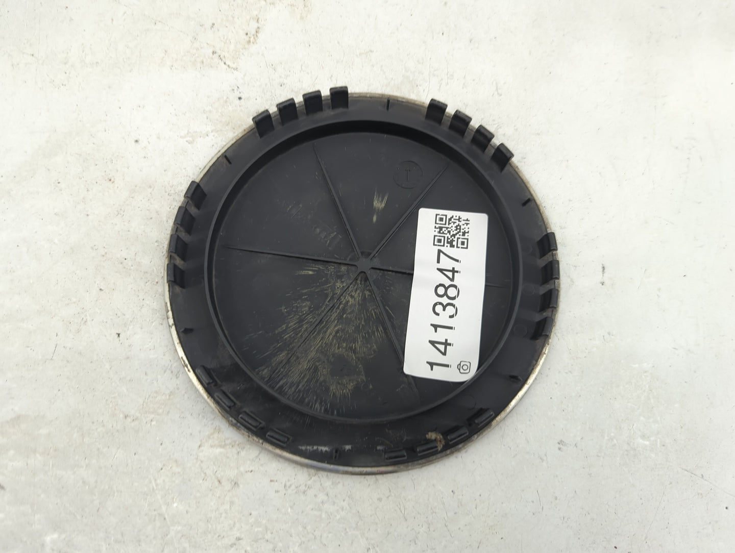1999 Chevrolet Tahoe Center Cap Oem Black 1413847 - Oemusedautoparts1.com