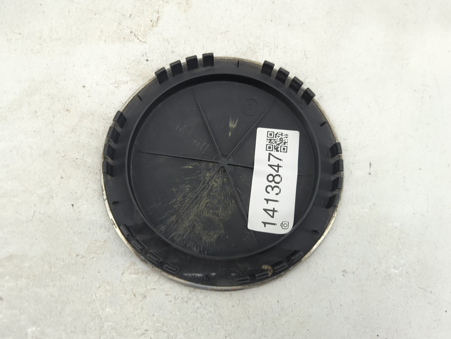1999 Chevrolet Tahoe Center Cap Oem Black 1413847 - Oemusedautoparts1.com