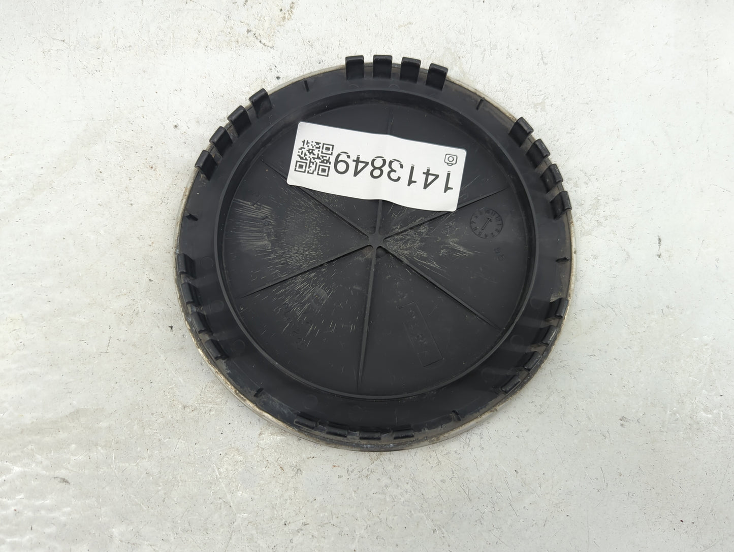 1999 Chevrolet Tahoe Center Cap Oem Black 1413849 - Oemusedautoparts1.com