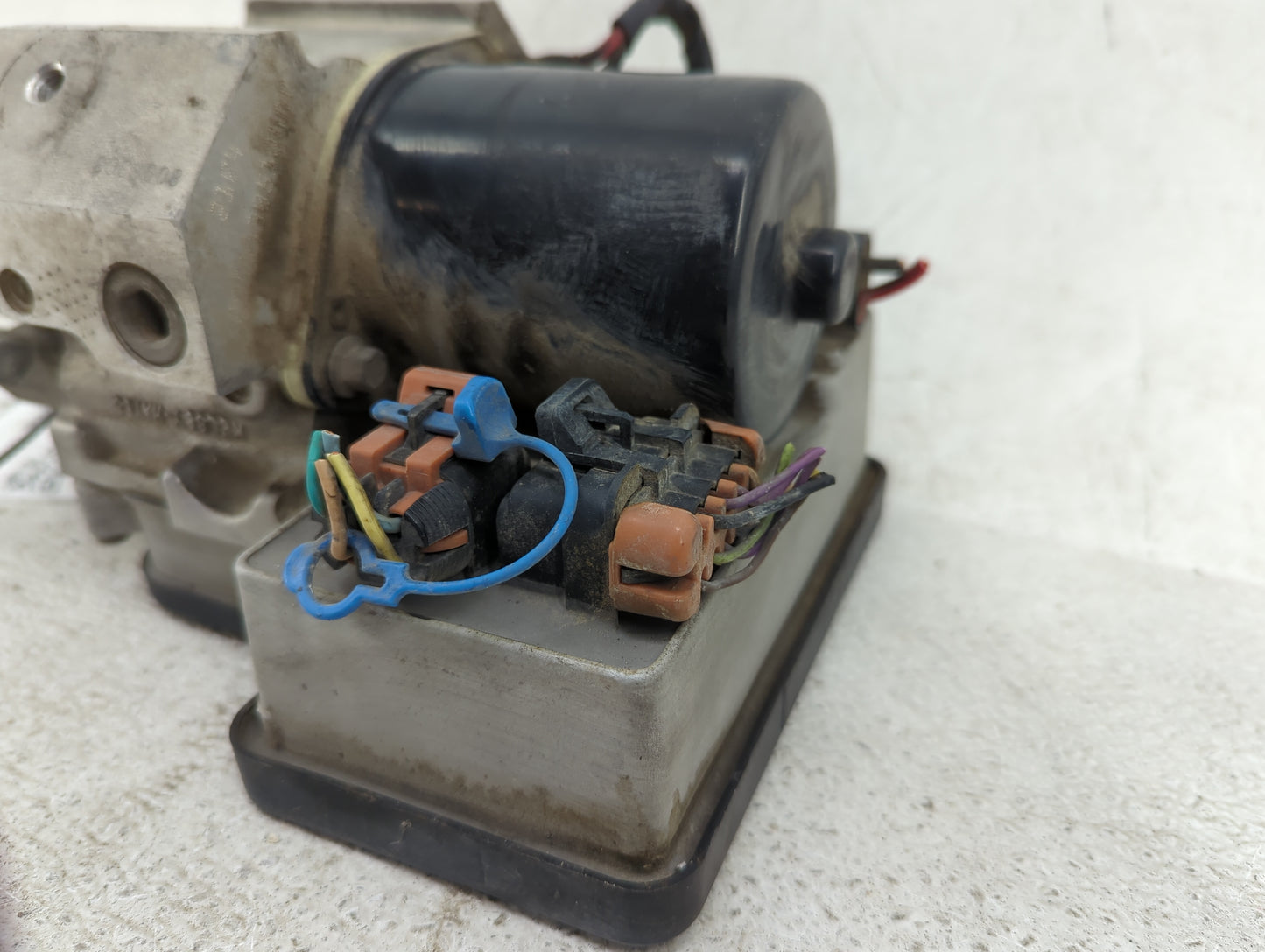 1999 Chevrolet Tahoe ABS Pump Control Module Replacement P/N:12765501 Fits OEM Used Auto Parts - Oemusedautoparts1.com