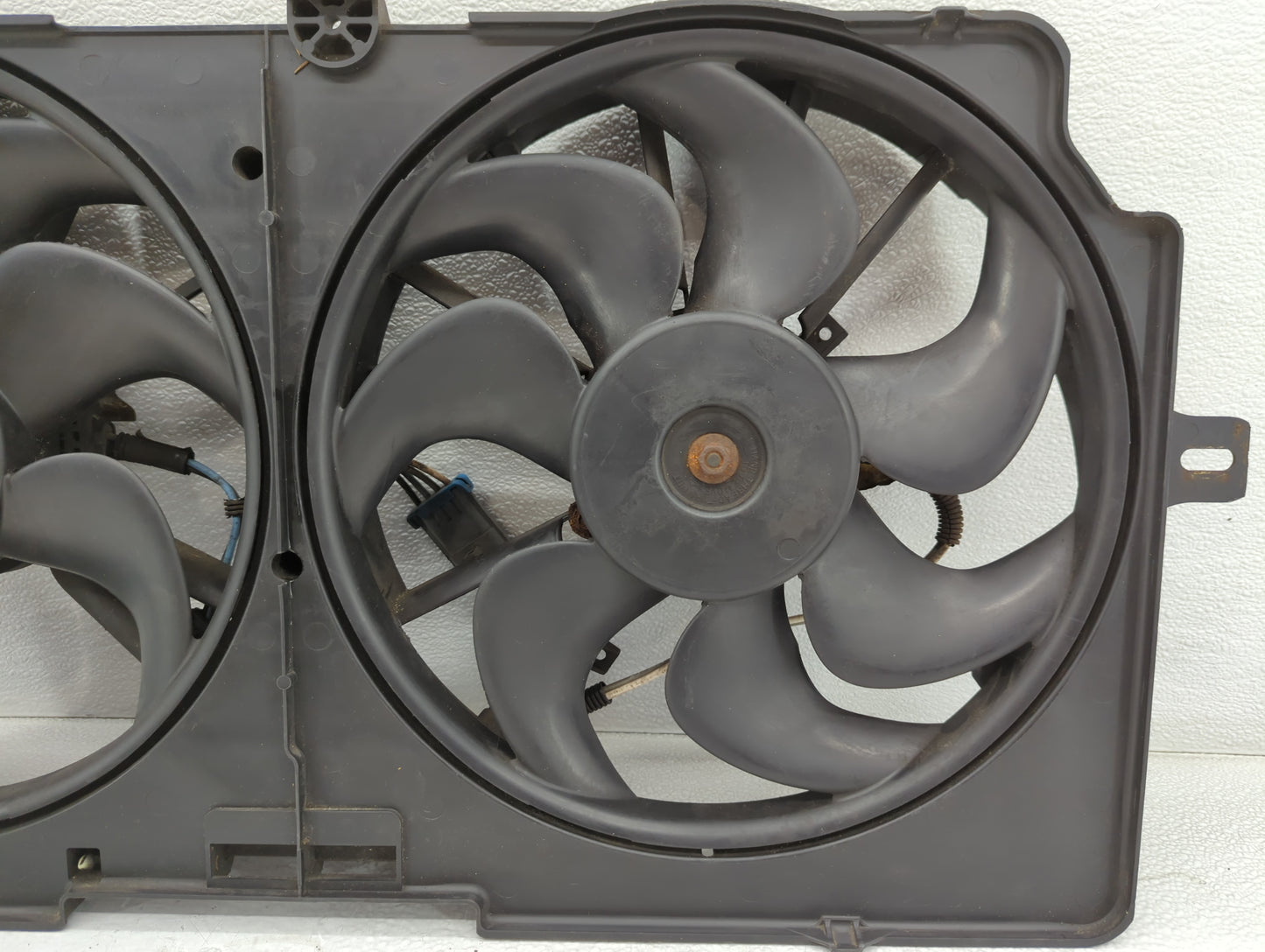 1999-2000 Chevrolet Venture Left Radiator Fan Motor Assembly - Oemusedautoparts1.com