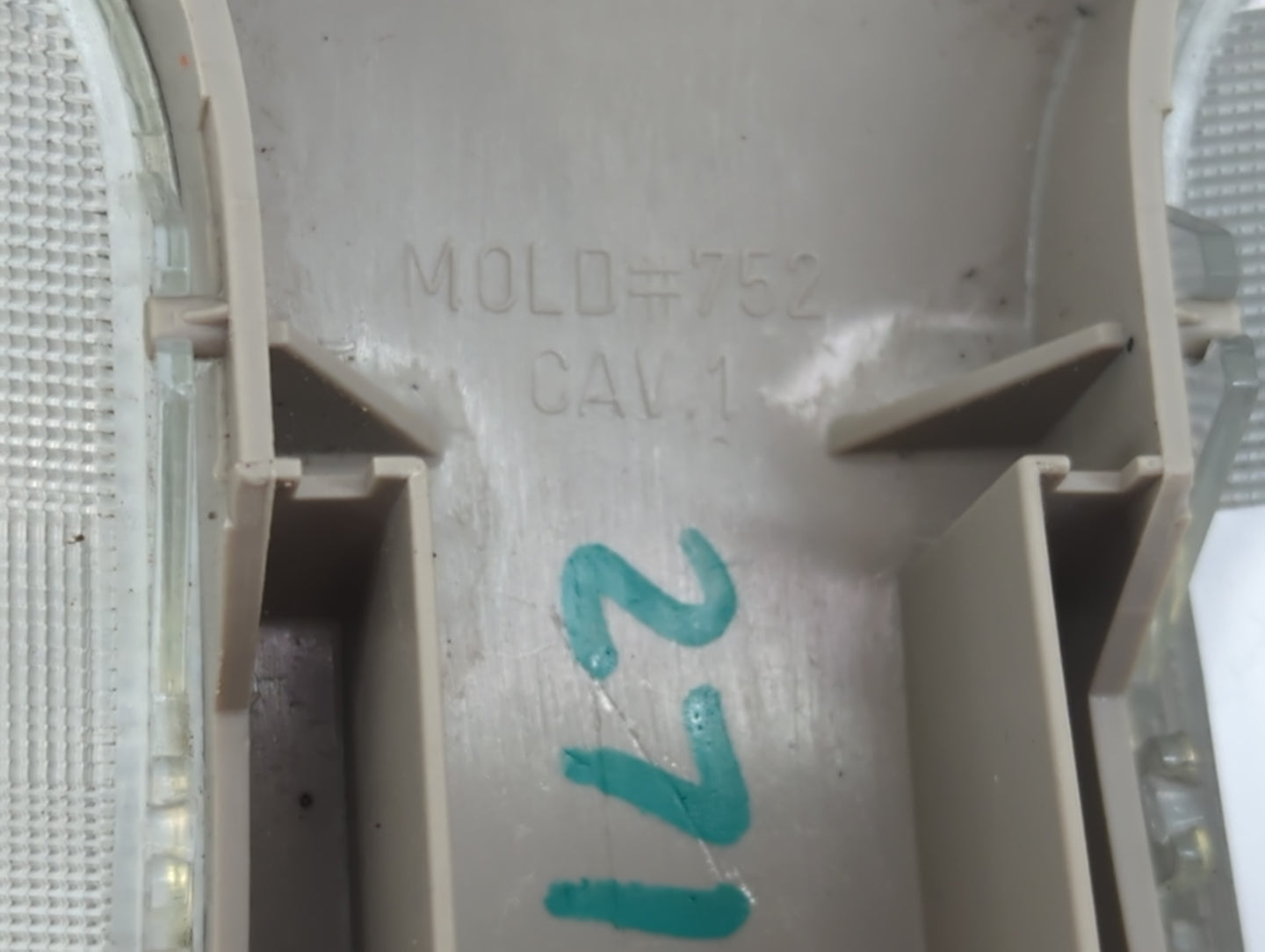 1999 Chrysler Voyager Overhead Roof Console - Oemusedautoparts1.com